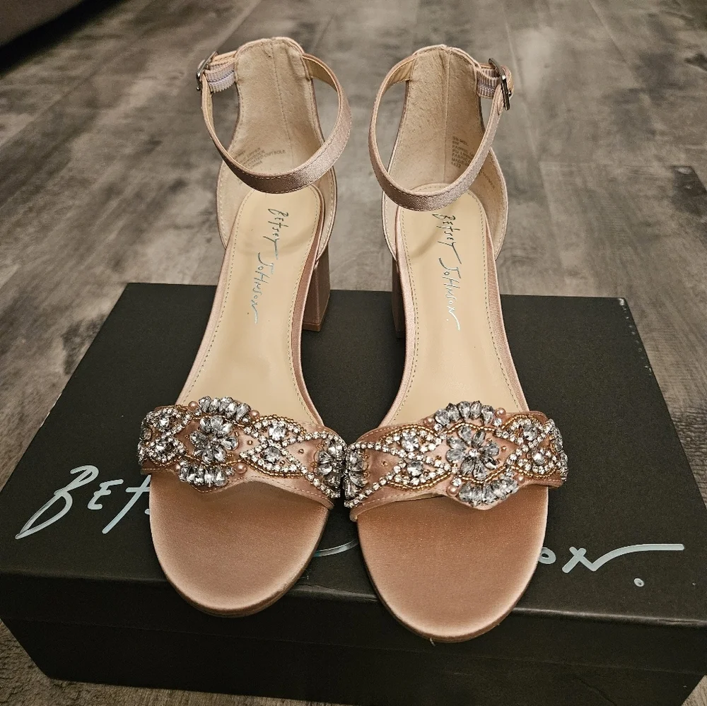 NWT Betsey Johnson Mel Rhinestone Champagne Block Heel Pumps - Picture 2 of 10
